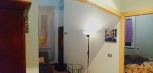 Habitación con cama y lámpara. en Casa dei Mombri, en Noli