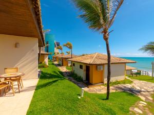 patio ze stołem i palmą w obiekcie Ocean Palace All Inclusive Premium w mieście Natal