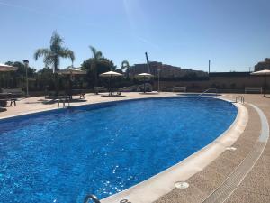 Bazén v ubytovaní JARDINES DEL MAR I APTO 298 OROPESA DEL MAR MARINA DOR alebo v jeho blízkosti