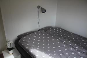 En eller flere senge i et værelse på Stuga på Hammarbergs Gård