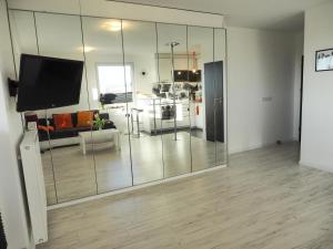 Telewizja i/lub zestaw kina domowego w obiekcie Sunshine Rooms