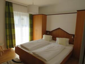 Кровать или кровати в номере Sportpension Strobl