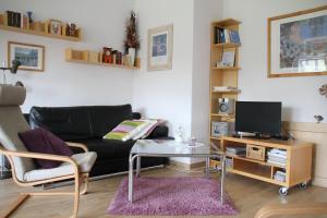 a living room with a couch and a table at Ferienwohnung Dr. Vera Schmidt in Kreischa