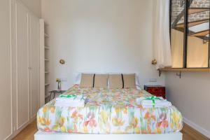 sypialnia z dużym łóżkiem w pokoju w obiekcie Tolomeo Apartment w Rzymie