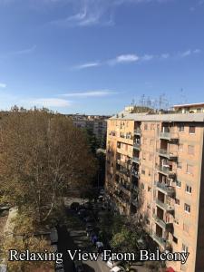 widok na miasto z budynkami i drzewami w obiekcie Giuly'S House Cozy & Comfy Apartment in Rome ....Real Rome !!! w Rzymie