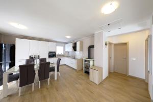 MurvicaにあるHoliday house MIAのテーブルと椅子のあるキッチンとダイニングルーム