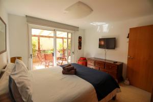 Un dormitorio con una cama con un osito de peluche. en Luxury Cayetana, by Comfortable Luxury, en Corralejo