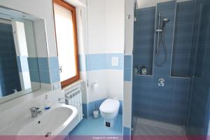 Un baño con lavabo, inodoro y ducha. en B&B Vanvitelli, en Caserta