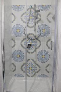 a shower with a glass door with umbrellas at IL GIARDINO DEI GLICINI in Ercolano +26 photos