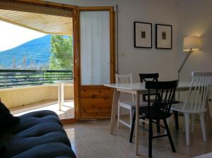 ビエスカスにあるTena Biescas Tourist Homeのリビングルーム(テーブル、椅子、窓付)