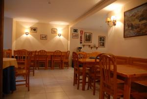 A restaurant or other place to eat at Casa Es Neres