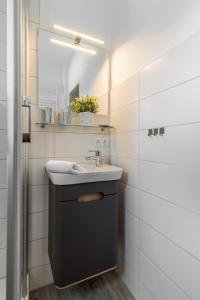 un baño con lavabo y espejo en Haus Meeresbrise, en Büsum 60 fotos más