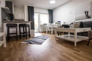 sala de estar con mesa y algunas sillas en Haus Meeresbrise, en Büsum