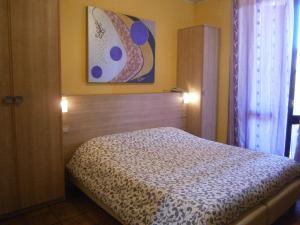 una camera da letto con un letto e un dipinto sul muro di Hotel Chiara a Sirmione