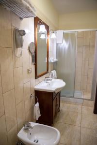 y baño con lavabo y ducha. en Bellavigna Country House, en Montefalcione