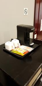 encimera negra con cafetera y tazas en Best Western Plus Belize Biltmore Plaza, en Ciudad de Belice