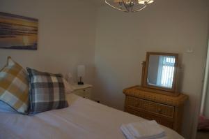 Gallery image of The Cwtch, Log Fire, Sleeps 5, Nr Zip World, Brecon and Bike Park Wales in Aberdare