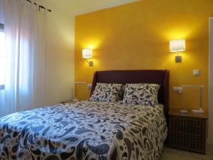 ロス・カーニョス・デ・メカにあるLa Casa del Trafalgarのベッドルーム1室(青と白の掛け布団付きのベッド1台付)