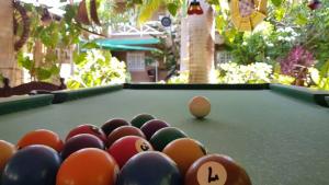 einen Billardtisch mit einem Queue darauf in der Unterkunft Pousada Porto dos Corais in Maragogi