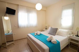 een slaapkamer met een bed met handdoeken erop bij Alkion Villa in Gennadi