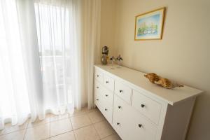 een wit dressoir in een kamer met een raam bij Alkion Villa in Gennadi +19 foto's