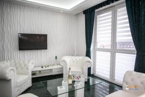 Televízia a/alebo spoločenská miestnosť v ubytovaní Royal Apartment in City Centre