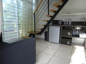 ein Wohnzimmer mit einer Treppe und einem Kühlschrank in der Unterkunft Gîte Crillon - Mas Les Fleurs d'Hilaire in Monteux