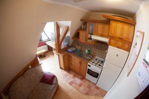 an overhead view of a kitchen with wooden cabinets at Apartamenty-Wynajem pokoi Zbigniew Tylka in Kościelisko