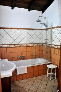 uma casa de banho com uma banheira e um lavatório em Monte frio de Tenerife em La Guancha
