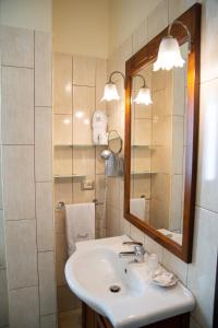 y baño con lavabo y espejo. en Bellavigna Country House, en Montefalcione