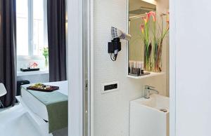La salle de bains est pourvue d'un lavabo et d'une brosse à cheveux. dans l'établissement Navona Stay, à Rome