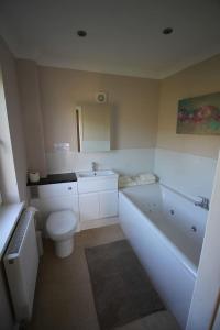 uma casa de banho com uma banheira, um WC e um lavatório. em 1bayhead Lingerbay em Rodel