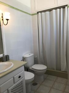 łazienka z toaletą i zasłoną prysznicową w obiekcie Apartamento Tabaybas w Puerto del Carmen