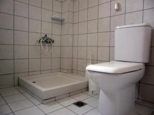 ein Badezimmer mit Toilette und Badewanne in der Unterkunft Platanias Hillside in Platanias