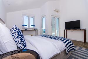 Postel nebo postele na pokoji v ubytování Seafront Luxury Apartments Fun