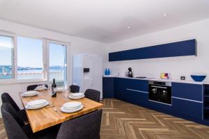 Kuchyň nebo kuchyňský kout v ubytování Seafront Luxury Apartments Fun