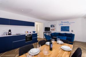Kuchyň nebo kuchyňský kout v ubytování Seafront Luxury Apartments Fun