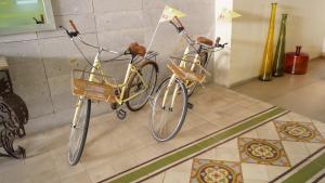 two bikes are attached to a wall in a room at El Hotel Business Class - Zamora Centro in Zamora de Hidalgo
