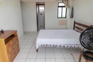 ein Schlafzimmer mit einem Bett und einer Kommode sowie ein Badezimmer in der Unterkunft Residencial Osório Abath in João Pessoa