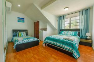 a bedroom with two beds and a window at Villa Sunny Days in San Andrés