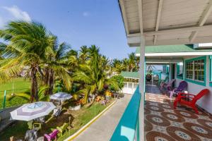 an aerial view of a house with palm trees at Villa Sunny Days in San Andrés