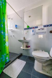 ein Bad mit einem WC und einem Waschbecken in der Unterkunft Villa Sunny Days in San Andrés