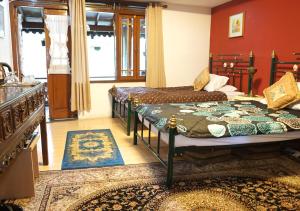 Rúm í herbergi á Badjoeri Ethnic Wooden Homestay