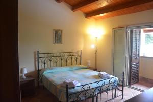 チェファルにあるCefalù Holiday Apartmentsの窓付きの部屋にベッド付きのベッドルーム1室があります。