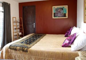 Rúm í herbergi á Badjoeri Ethnic Wooden Homestay