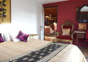 Rúm í herbergi á Badjoeri Ethnic Wooden Homestay