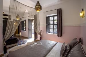 Postel nebo postele na pokoji v ubytování Riad Ciel d'Orient