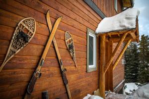 a pair of skis on the side of a cabin at Mount Engadine Lodge in Kananaskis Village