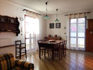 una cucina e una sala da pranzo con tavolo e sedie di La Luna sul Tetto a Foligno