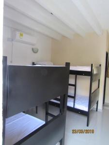 Poschodová posteľ alebo postele v izbe v ubytovaní Hotel Del Mar Inn